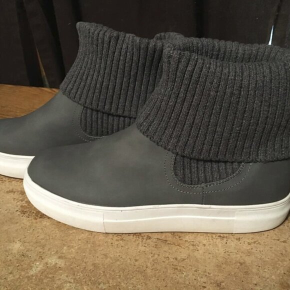 AVON'S WOMEN SIZE 10 SWEATER TOPPED GRAY & WHITE SHOES - Picture 1 of 8